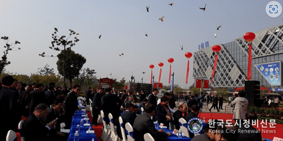  강소성 연운항시 보석 박물관 수정 축제 장면 