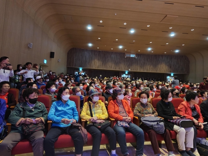 종로구 의회 김복동 의장 어버이날 맞아 어르신 2500명 초대 위로  행사 