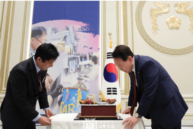  윤석열 대통령 제 10회 국제 장애인 기능롤림픽 종합우승 달성한 선수단 격려 / 사진자료  = 대통령실 