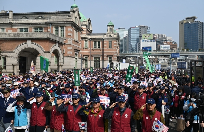 서울시 재향군인회 소속 회원 2천여명이 서울역  광장에 모여  시민안보의식 확산을 위한 총력안보 결의 대회에서 국민의례를 하고 있다. 