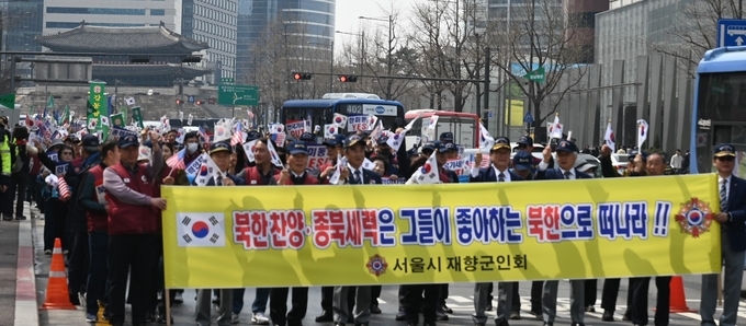  서울역에서 시작된 가두행진 종점인 시청 앞, 뒤로 대한민국 국보 제1호 숭례문이  행열을 내려보고 있다.  