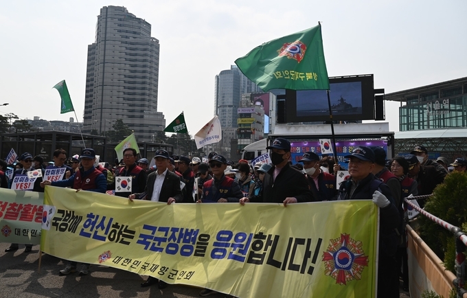 양천구 재향군인회 (회장 김택기  ) 회원들이 가두시위을 준비하고 있다. 