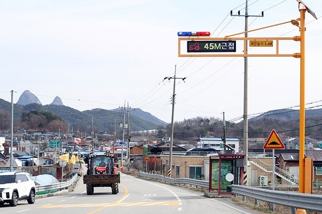 도로 LED 표지판에 ‘농기계 접근’ 문자 뜨면 속도 줄이세요