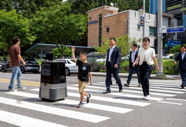 이동 로봇, 국내 최초로 안전하게 횡단보도 건너기 성공