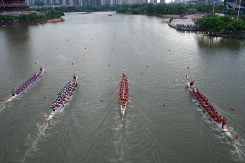 광시좡족자치구 위린시 단오절 문화축제 , 용선 초청경기의 열띤 현장 사진 