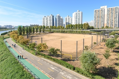 양천구, 28년된 안양천 체육공원 새단장…야구장·축구장 펜스 등 재정비